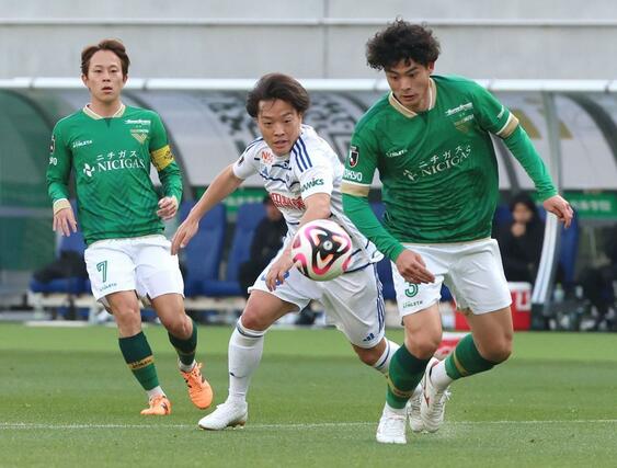 東京Ｖ－新潟　前半、攻め上がるＦＷ高木善朗＝味スタ