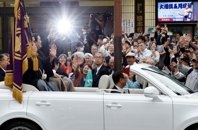 優勝パレードする大の里に向かって歓声を上げるファン＝両国国技館