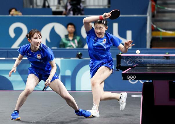 女子団体決勝　中国戦の第１試合でプレーする早田ひな（左）、張本美和組＝パリ（共同）