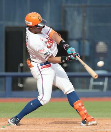 ８回１死満塁、アダム・ウォーカーが満塁本塁打を放ち９－３＝エコスタ