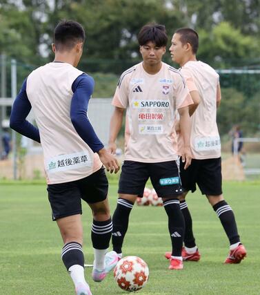 天皇杯３回戦東洋大戦に向けて、調整するＪ１アルビレックス新潟のＦＷ若月大和（中央）＝７月１５日午前、聖籠町東港５の新潟聖籠スポーツセンターアルビレッジ