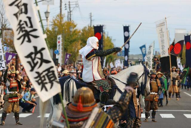 白頭巾姿の松平健さんが上杉謙信役を務めた謙信公祭の出陣行列＝２３日、上越市
