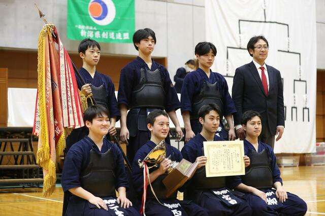 男子団体で２連覇した新潟明訓の選手ら＝新潟市亀田総合体育館