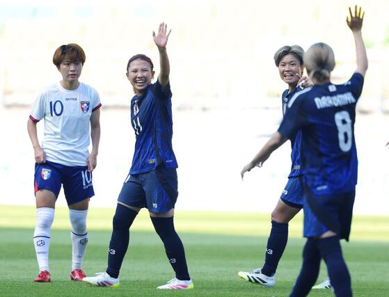 日本－台湾　前半、チーム２点目のゴールを決め、喜ぶ滝川（左から２人目）＝水原（共同）