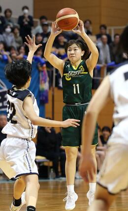 女子決勝　東京学館－新潟産大付　第１クオーター、新潟産大付の草壁紗寧が３点シュートを決め、２６－１７＝新潟市東総合スポーツセンター