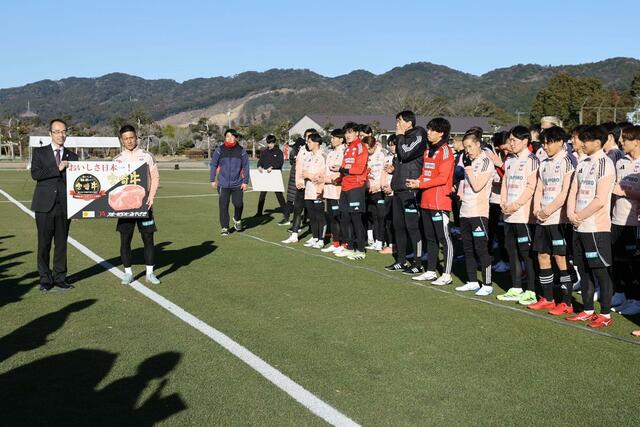 キャンプ初日のアルビレックス新潟。開始前の歓迎セレモニー