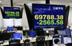 　７万円を割り込んだ日経平均株価の終値を示すモニター＝２３日午後、東京都港区の外為どっとコム