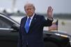 ４月２５日、米東部メリーランド州のアンドルーズ基地で手を振るトランプ大統領（ゲッティ＝共同）