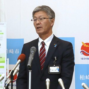 記者会見する柏崎市の桜井雅浩市長=1月8日、柏崎市役所