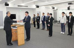 市役所改革プロジェクトチーム発足式で、渡辺竜五市長から任命書を受け取る職員=5月15日、佐渡市役所