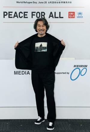 ファーストリテイリングが開催したトークショーに登場し、写真に納まる俳優の役所広司さん=16日午後、大阪市此花区の夢洲