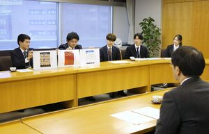 二十歳のつどいに向け、意気込みを語る実行委員のメンバー=1月8日、新潟市役所