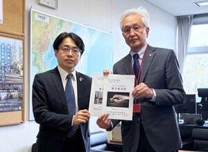 沓掛敏夫道路局長（左）に要望書を手渡した磯田達伸市長＝１２日、東京都千代田区