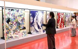 美しい着物が並んだきものフェスタ＝６日、十日町市本町６