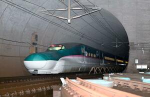 　青函トンネルを走行する北海道新幹線＝１月、北海道福島町