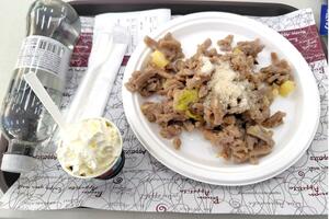 プレスセンターで提供された郷土料理の「ピッツォッケリ」＝リビーニョ