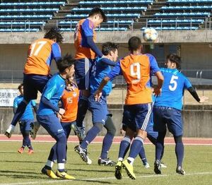 讃岐との練習試合でFKに頭で合わせるDF柳(中央)=2月2日、高知市