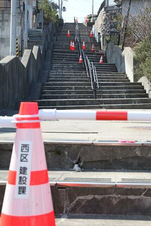 JR寺尾駅方面に続く市道の階段。地震で通行止めになっている=4月1日、新潟市西区寺尾