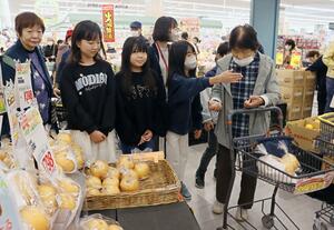 買い物客に両川産のナシの魅力をPRする児童たち=新潟市江南区鵜ノ子4