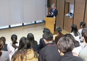 中高生に向けて講話するアクシアルリテイリングの原和彦社長・ＣＥＯ＝１５日、長岡市大手通２