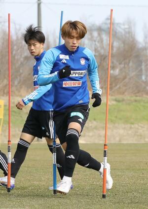浦和戦に向けて調整するDF渡邊=聖籠町