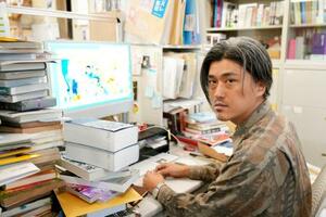 　編集部内のデスクに向かう中川敦さん＝東京都杉並区