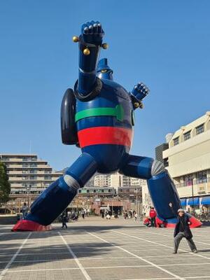 　ＪＲ新長田駅近くの鉄人２８号のモニュメント＝神戸市長田区