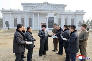 　ロシア支援のために派遣された北朝鮮軍の功績をたたえる「海外軍事作戦戦闘偉勲記念館」の建設現場を視察する金正恩朝鮮労働党総書記（左から４人目）＝１３日、平壌（朝鮮中央通信＝共同）