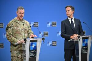 記者会見するNATOのルッテ事務総長(右)とグリンコウィッチ欧州連合軍最高司令官=12日、ブリュッセル(ゲッティ=共同)