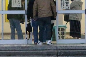 説明会の会場と保護者ら=五泉市