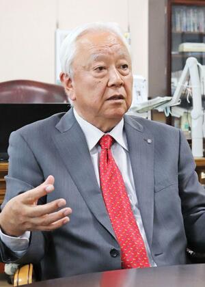 ジェンダー問題や人口減少対策について持論を展開した県町村会長の品田宏夫刈羽村長＝刈羽村