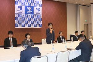 来年の知事選について協議した常任幹事会であいさつする立憲民主党県連の西村智奈美県連代表＝２１日、新潟市中央区