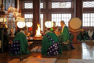 厳かな雰囲気で営まれた乙宝寺での「おまんだらまつり」の法要=胎内市乙