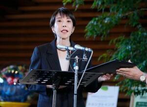 自民党大会で陸上自衛隊員が国歌を歌唱したことについて、記者団の取材に応じる高市首相=14日午後、首相官邸