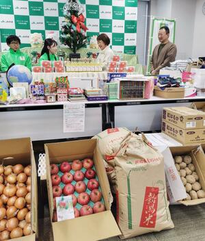 ＪＡ共済連新潟が県フードバンク推進協議会に寄贈したコメなどの食材＝１２日、新潟市中央区
