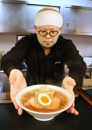 佐渡の定番ラーメンを開発中の谷川澤翔さん＝佐渡市相川奈良町