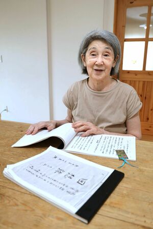 父の加藤正幸さんが残した回想録について語る前山菊枝さん=糸魚川市