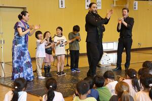 フラメンコを体験する子どもたち=上越市黒田