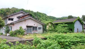 メディア社が本社を登記していた住所に位置する建物=16日、佐渡市椿
