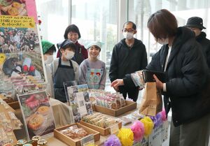特産のサツマイモ「しるきーも」を使った商品が並んだマルシェ=12月15日、新潟市北区東栄町1