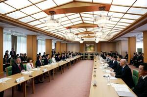 皇族数確保策に関する「立法府の総意」案を各党派に示すため、衆参両院が開いた全体会議=8日午後、衆院議長公邸
