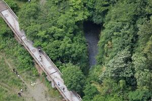 女子生徒の遺体が見つかった相模原市南区の河川敷=11日午後
