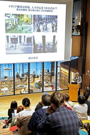 建築史家の陣内秀信さんが長岡のまちづくりについて語った講演会＝２６日、長岡市大手通２