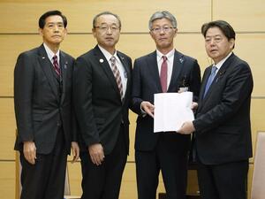 林官房長官兼拉致問題担当相(右端)と面会する、(左から)福井県小浜市の松崎晃治市長、新潟県佐渡市の渡辺竜五市長、同県柏崎市の桜井雅浩市長=2月16日、首相官邸