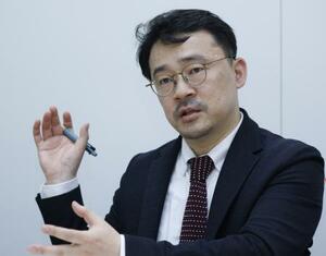 　「分断八〇年」出版を機にインタビューに答える徐台教さん＝２０２５年９月２５日、東京都港区の共同通信社