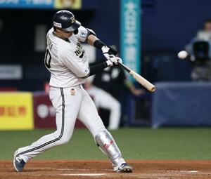 4回オリックス2死一、二塁、広岡が左中間に2点二塁打を放つ=京セラドーム
