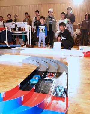 親子でミニ四駆作りなどを楽しんだ「あそび博」＝２９日、長岡市寺泊磯町