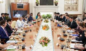 協議する日米豪印の外相ら=26日、インド・ニューデリー(外務省提供・共同)