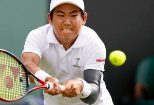 男子シングルス1回戦でプレーする西岡良仁=ウィンブルドン(共同)