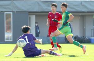 前半、ＭＦ樋口汐音がシュートを決め、先制する＝１２月２９日、さいたま市大宮区のＮＡＣＫ５スタジアム大宮